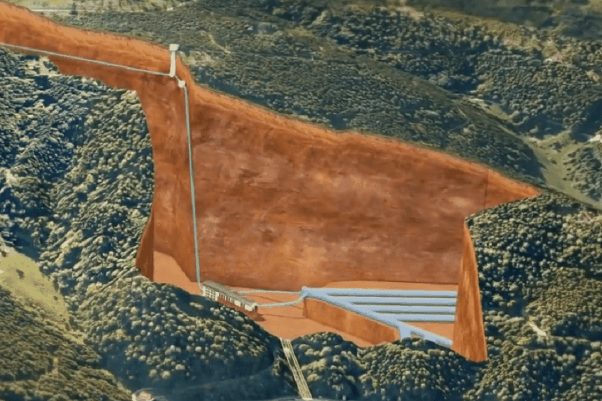 Eine digitale Darstellung einer großen Erdöffnung, umgeben von Wald, mit Baustellenmerkmalen und einer Struktur im Inneren.