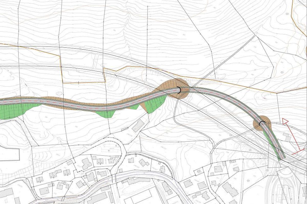 Eine technische Karte zeigt eine kurvenreiche Straße mit Geländeformen und grünen Flächen in der Umgebung.