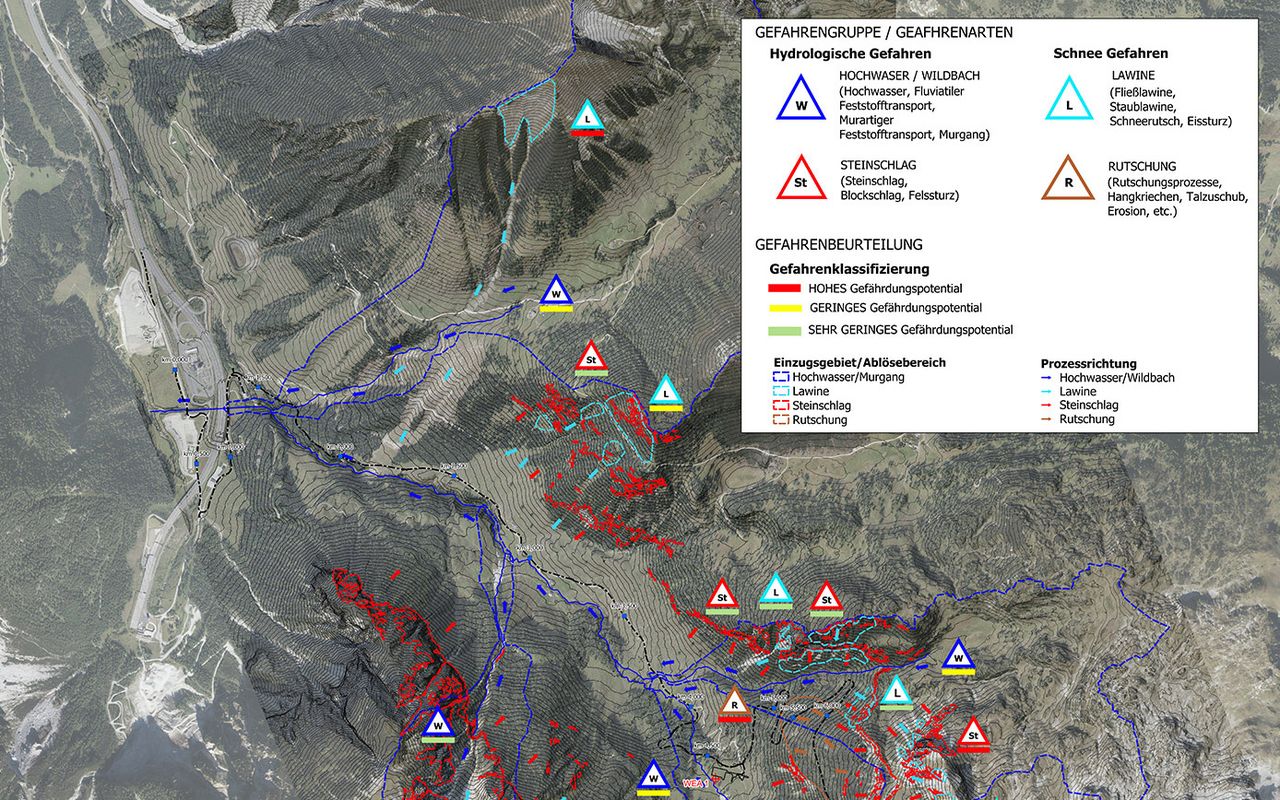 Luftbildkarte mit farbigen Gefahrensymbolen, die auf Wasser- und Schneegefahren hinweisen, überlagert von einem gebirgigen Terrain. Inklusive Legende.