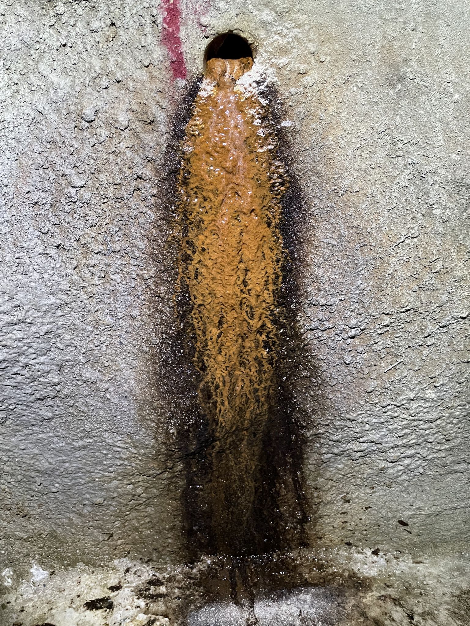 Ablagerung einer Kombination aus bakterieller Biomasse und Eisenocker durch spezielles Bergwasser einer Entlastungsbohrung.