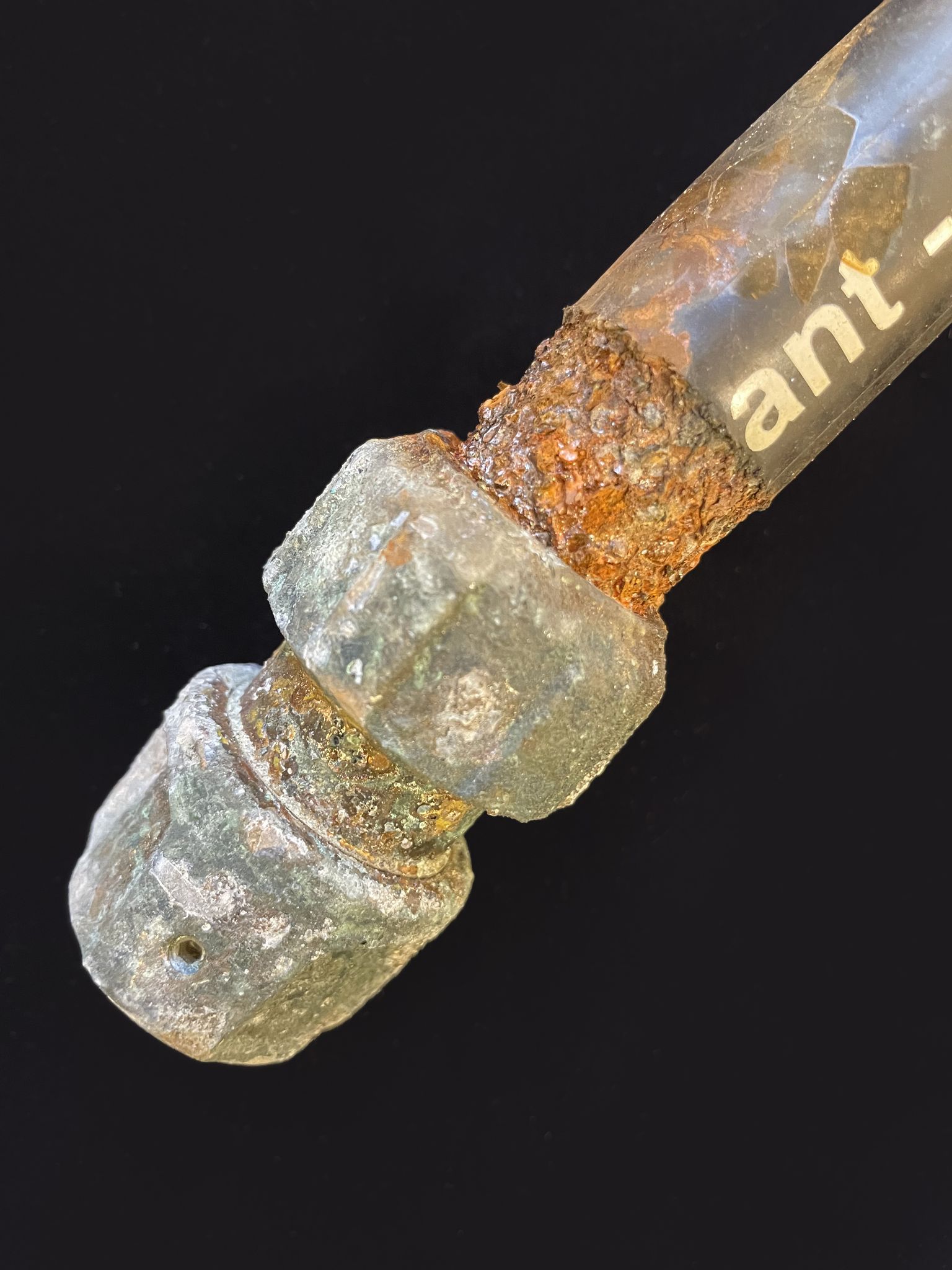 Rasche Korrosion einer Schlauchleitung mit Anschluss (Messing) durch Kondensation in Kombination mit erhöhten CO2-Gehalten der Umgebungsatmosphäre.