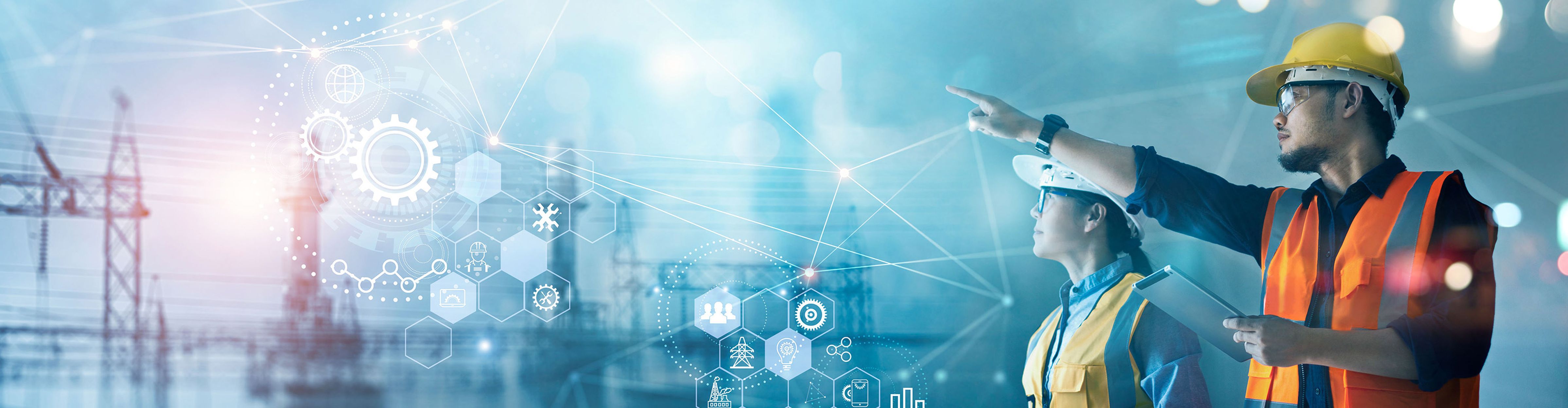 Zwei Arbeiter in Sicherheitskleidung blicken auf technische Grafiken, umgebend von Baustelle und modernen Technologien.