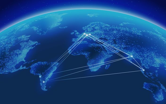 Eine digitale Karte der Erde mit blau leuchtenden Verbindungen, die ein dreieckiges Netz über die Kontinente bilden und die globale Kommunikation symbolisieren.